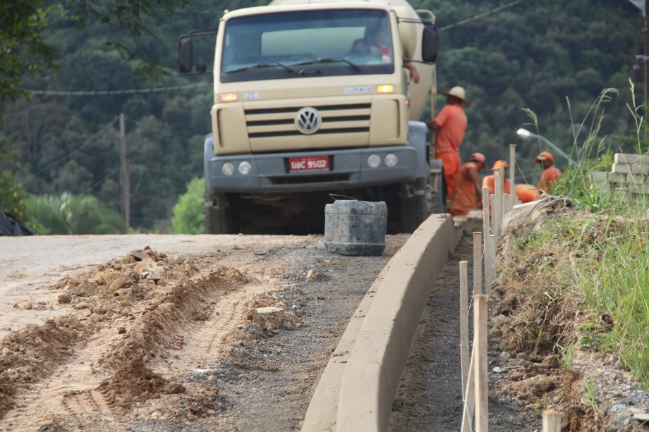 Obras de pavimentação estão sendo executadas nos bairro Santos Dumont e Marcelo