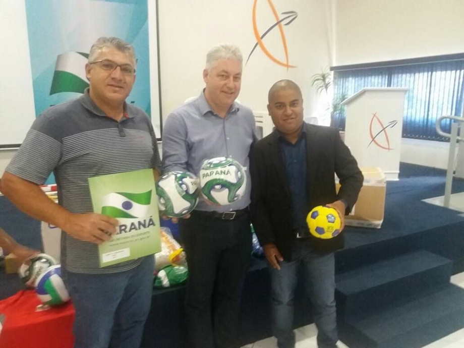 Irati recebe kits de materiais esportivos do Governo do Estado