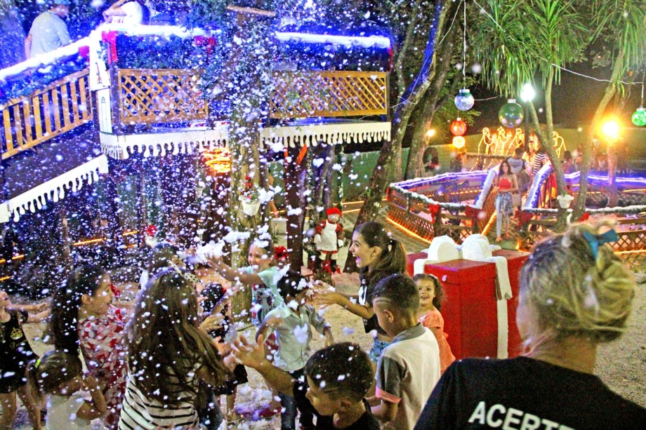 Casa e Ônibus do Papai Noel alegram Natal de Irati