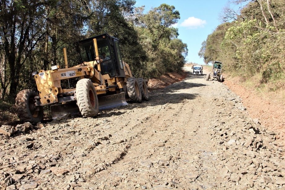 Prefeitura dá continuidade nos serviços em estradas rurais das regiões de Gonçalves Junior e Cerro da Ponte Alta 