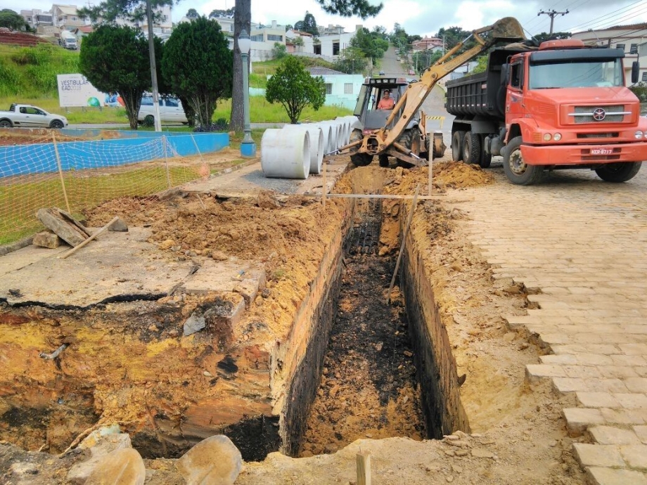Para amenizar alagamentos, Prefeitura troca manilhamento na Rua Edgard Távora