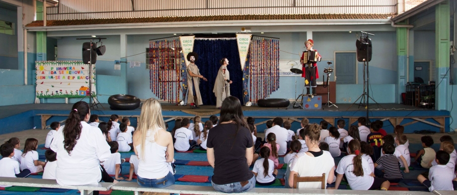 Escola Municipal Francisco Vieira de Araújo recebe apresentações da Companhia “Circo Teatro sem Lona”   