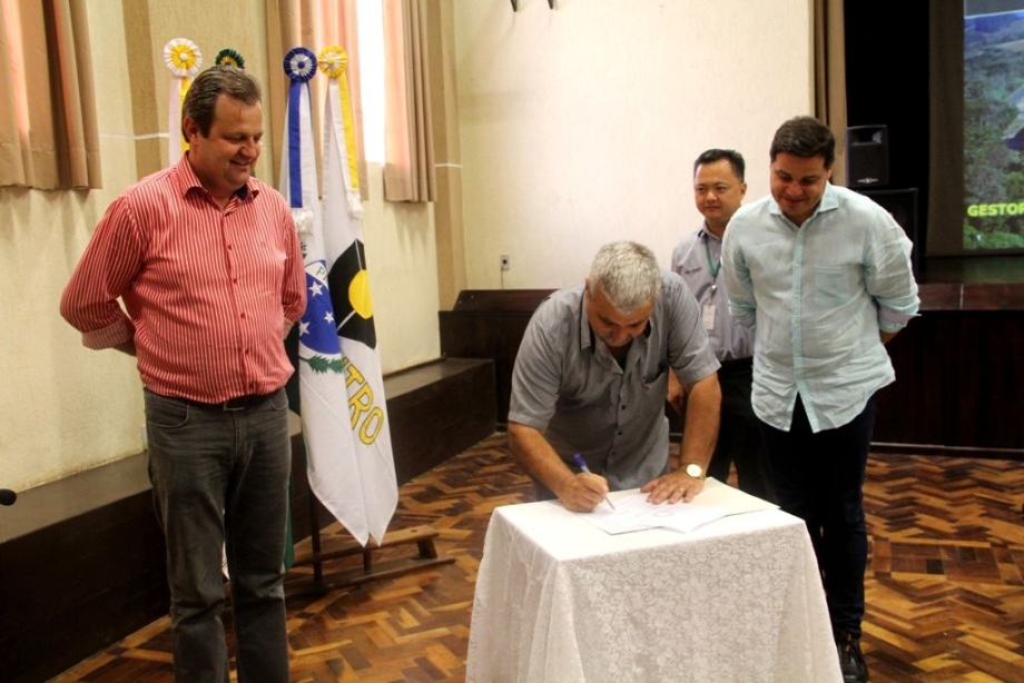 Na Unicentro, Derbli participa de ordem de serviço de Ginásio de Esportes