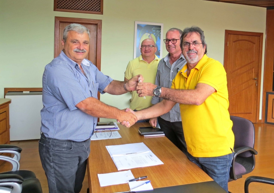 Irati firma contrato para instalação de empresa de confecções