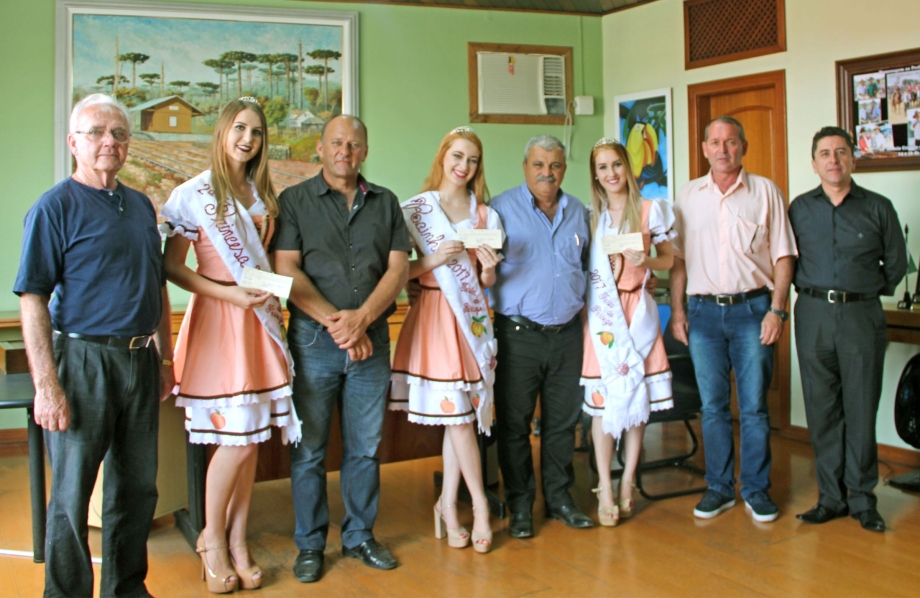 Prefeito entrega prêmios à rainha e princesas da Festa do Pêssego