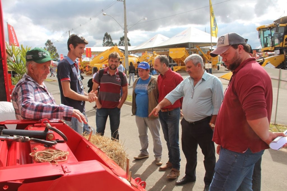 Produtores iratienses participam de Agroleite em Castro