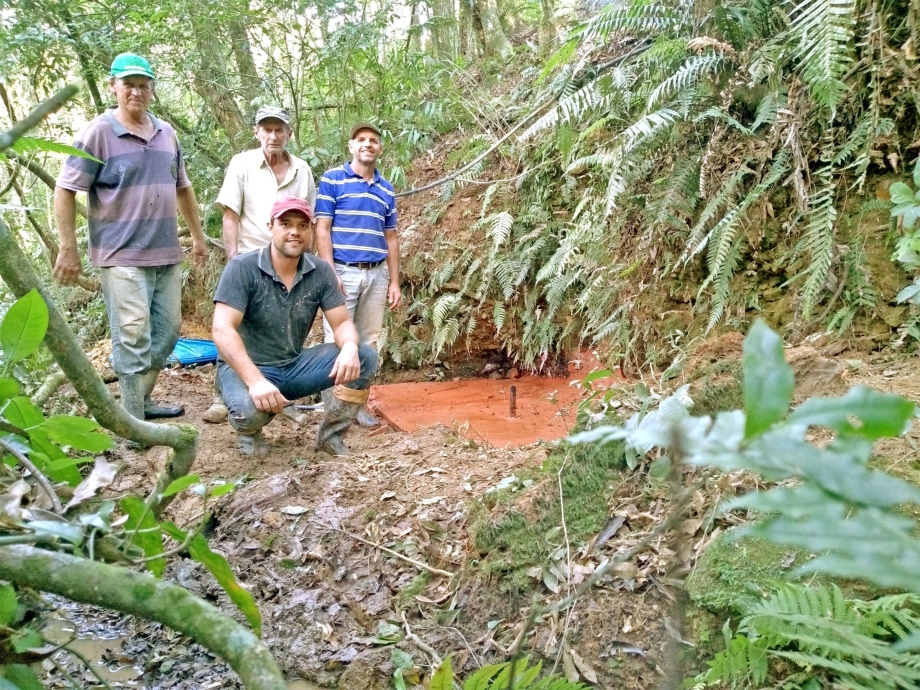 Agricultura faz proteção de nascente em Rio Corrente