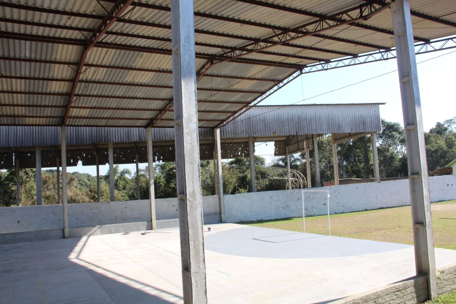 Quadra da escola Mercedes Braga está em fase de conclusão