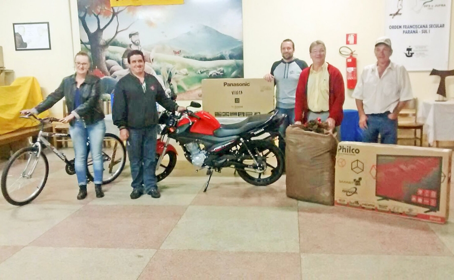 Grupo de Teatro São Francisco de Assis entrega prêmios