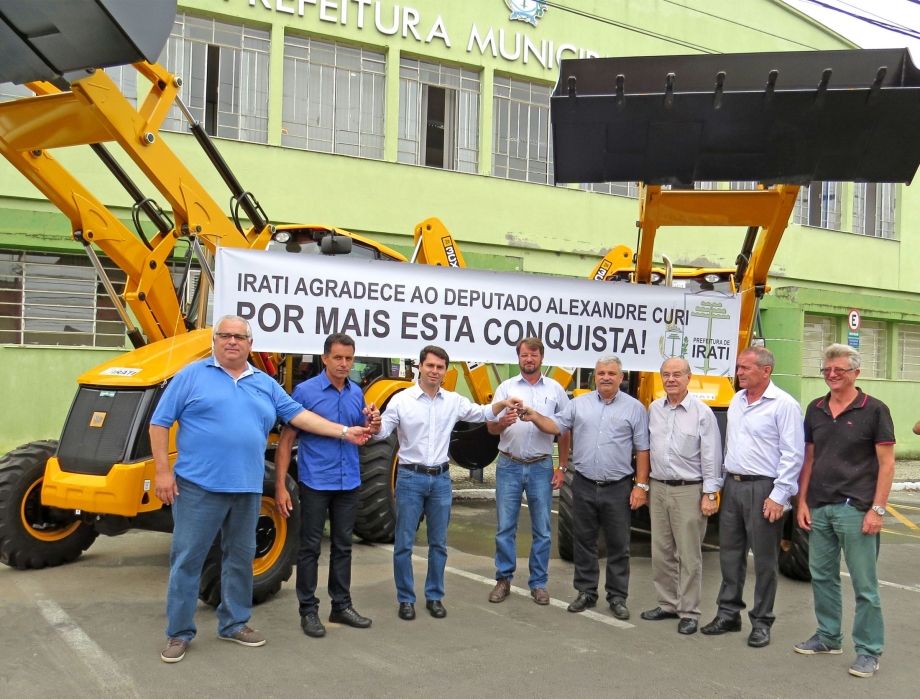 Irati recebe duas novas retroescavadeiras