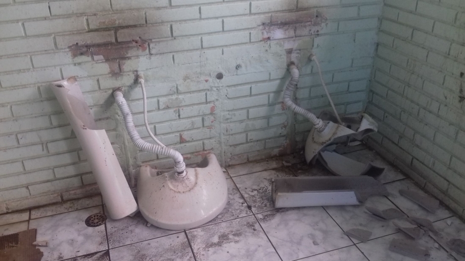 Sanitário do Parque Aquático sofre ação de vândalos