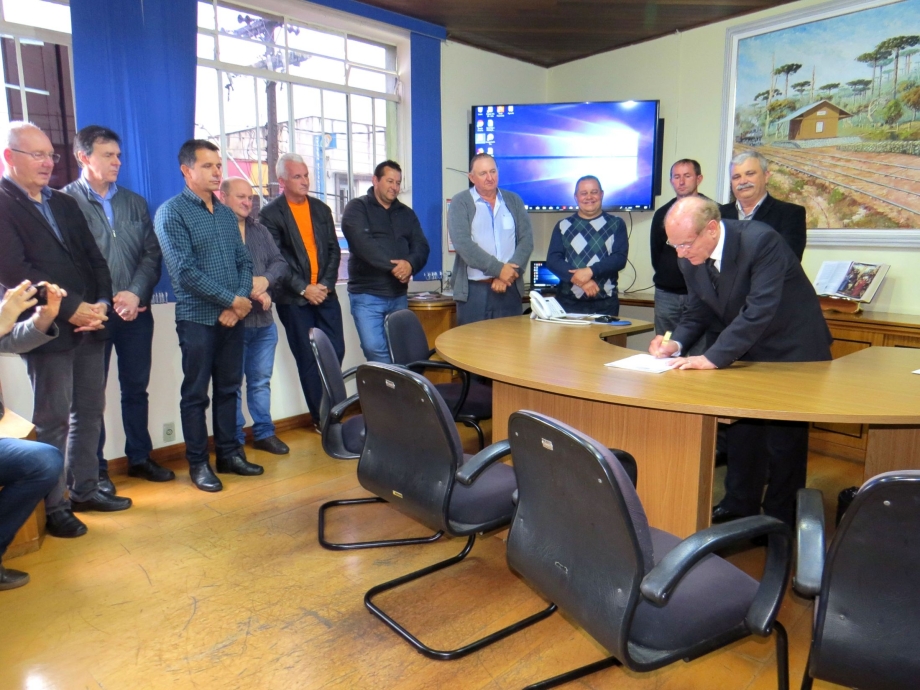 Prefeito Derbli se licencia e vice Komnitski assume por 30 dias