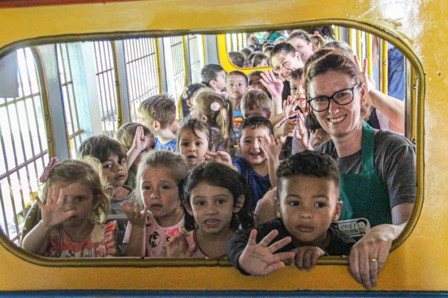 Trenzinho do Parque Aquático volta a funcionar e faz a alegria das crianças