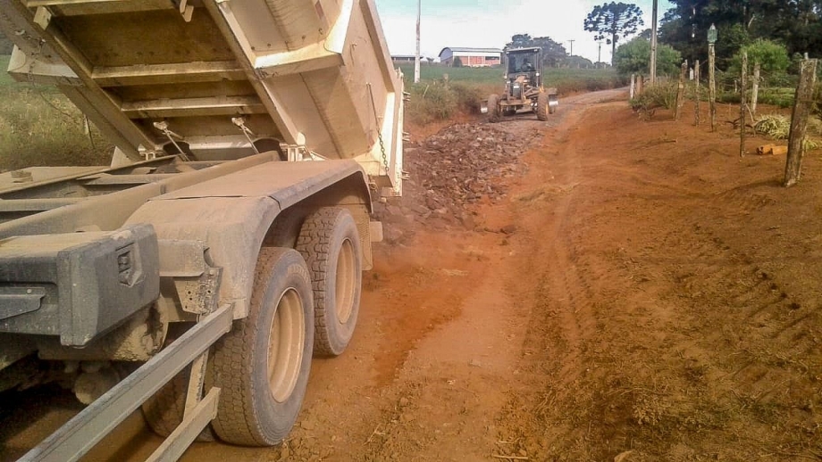Serviços nas estradas do Pinho de Baixo