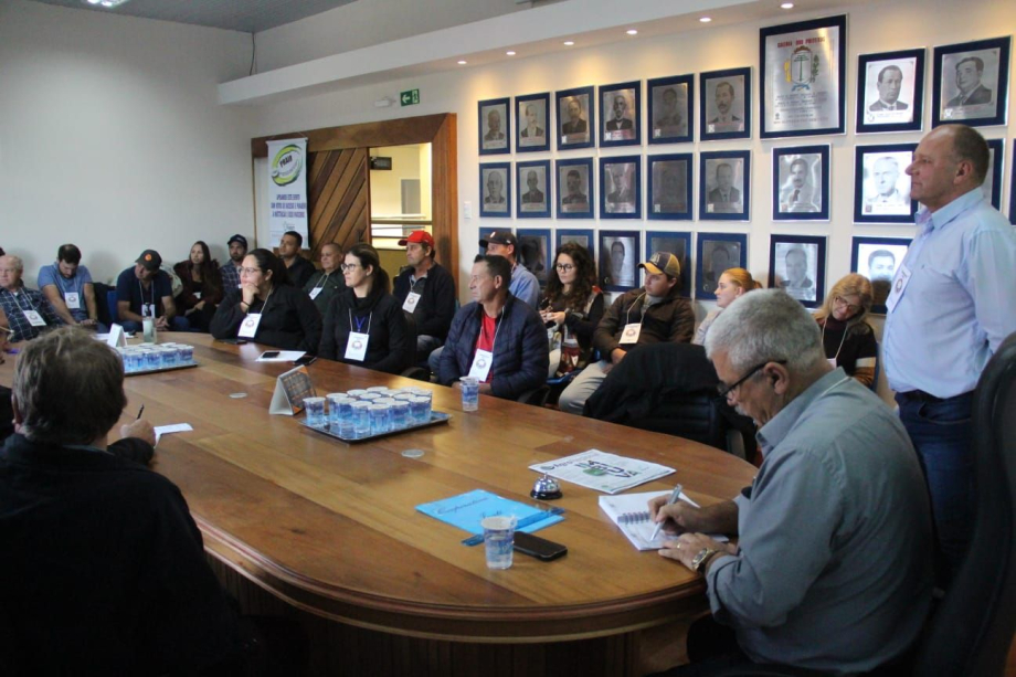 Prefeitura discute criação de cooperativa com agricultores