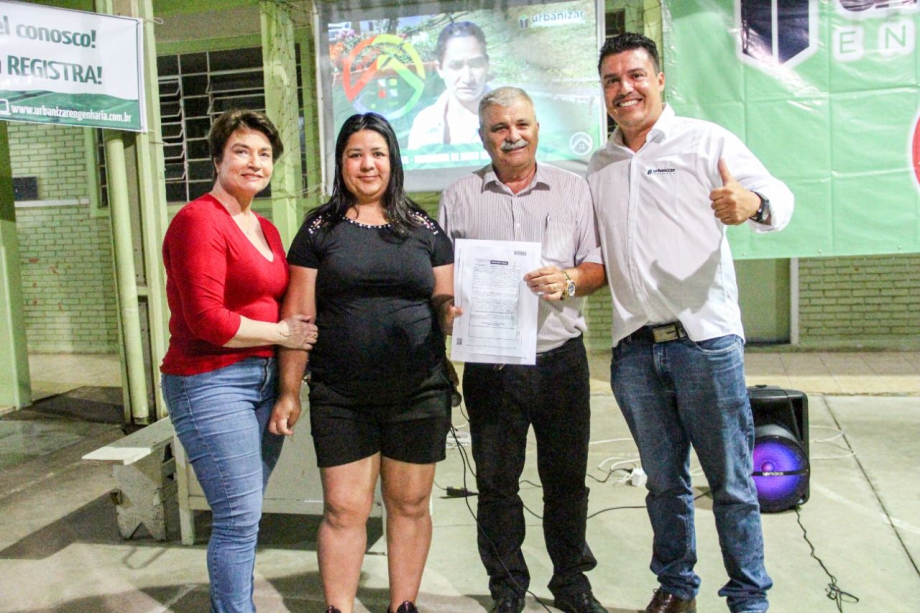 74 matrículas de imóveis regularizados são entregues a moradores do bairro Tucholka 