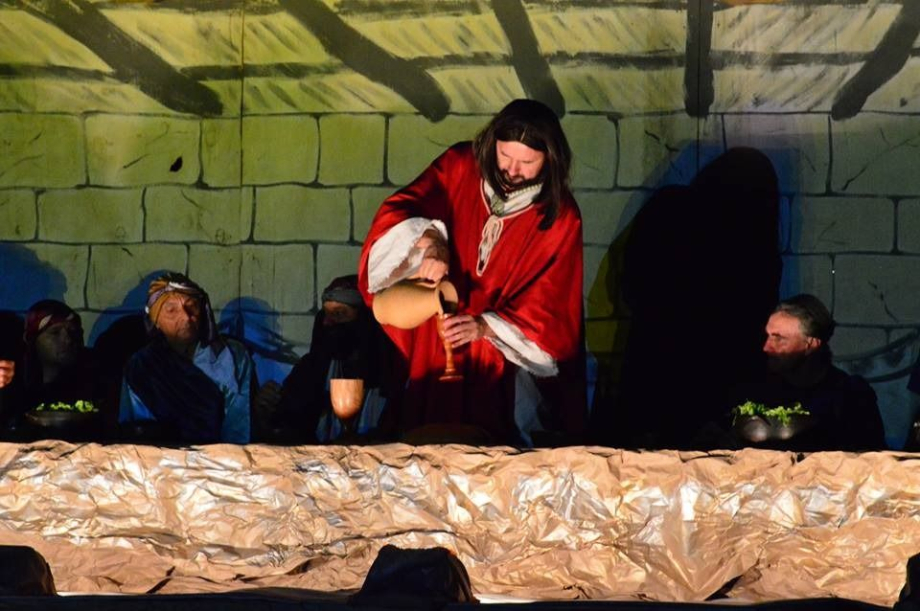 Mais de 300 voluntários participam da encenação da Paixão de Cristo, em Irati