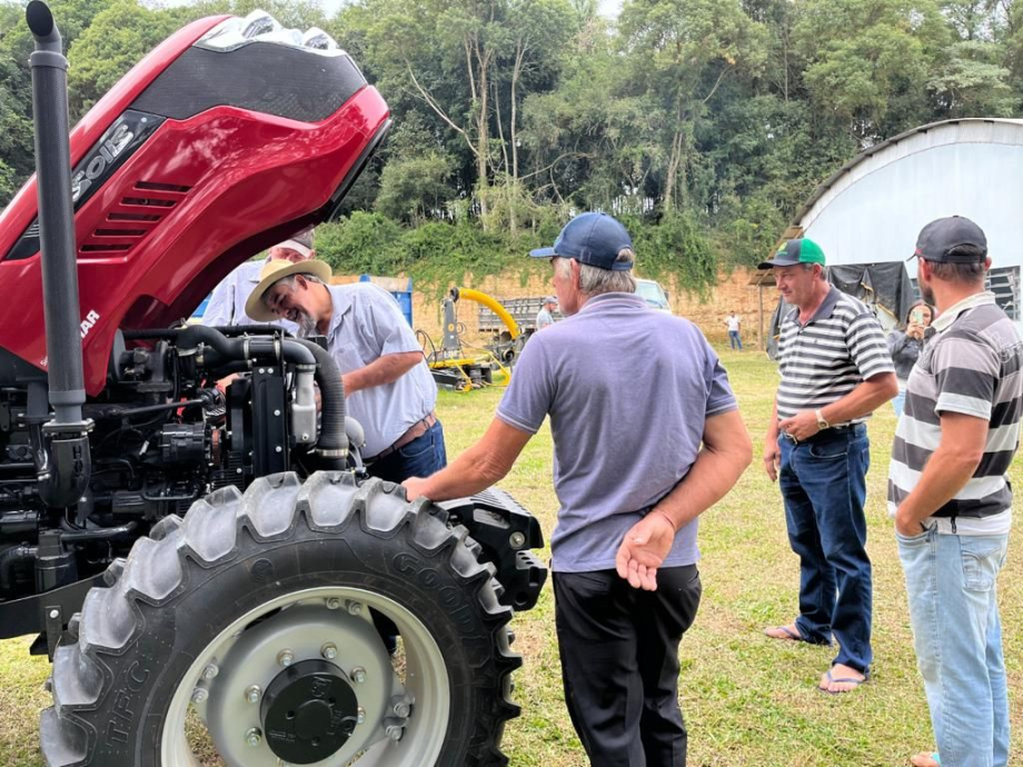 Pequenos produtores recebem equipamentos para fomento da bacia leiteira