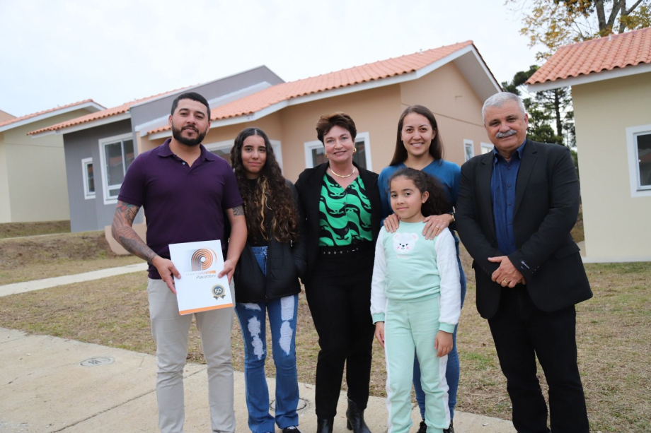 Governador inaugura residencial e autoriza construção do AME em Irati