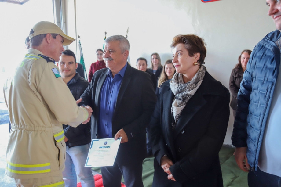 Voluntários e militares são homenageados pelo Corpo de Bombeiros