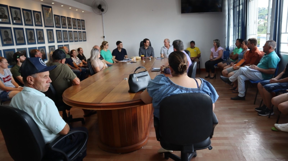 Reunião sobre a entrega de produtos da agricultura familiar para a alimentação escolar